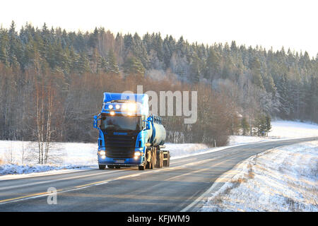 SALO, FINLANDIA - 9 GENNAIO 2016: Camion cisterna blu Scania R500 su strada nell'inverno a sud della Finlandia. Secondo Scania, è possibile tagliare l'emisso Foto Stock