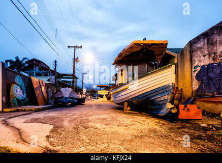 Barche parcheggiate sulla strada vicino alla spiaggia di Armacao. Florianopolis, Santa Catarina, Brasile. Foto Stock