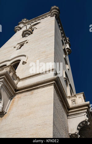 Il castello di Miramare, torre. castello di Miramare, golfo di Trieste vicino a Trieste, Italia. cielo blu scuro. L'estate. Foto Stock