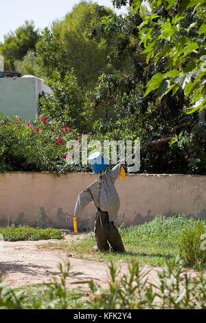 Lo Spaventapasseri in un giardino, Spagna Foto Stock