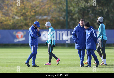 Antonio Conte (a sinistra) e Eden Hazard parlano durante la sessione di allenamento al CFC Training Ground di Cobham. Foto Stock