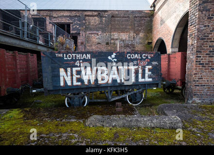 Vecchia macchina ferroviaria per il trasporto del carbone presso il National Mining Museum di Newtongrange in Scozia, Regno Unito. Foto Stock