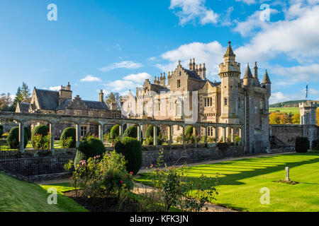 Vista della casa di Abbotsford ex casa di scrittore scozzese Sir Walter Scott al di fuori di Melrose in Scozia, Regno Unito. Foto Stock