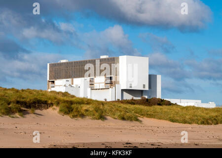 Vista della centrale nucleare di Torness in Scozia, Regno Unito. Foto Stock