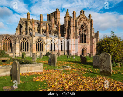 Vista di Melrose Abbey a Scottish Borders, Scotland, Regno Unito Foto Stock