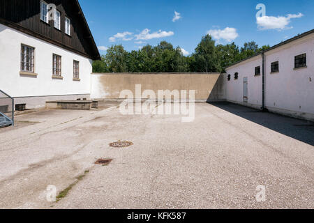 Cortile del blocco carcerario del campo di concentramento di Dachau (Konzentrationslager), che guarda verso il muro dell'esecuzione Foto Stock