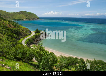 Costa nord di Timor Orientale, a est di Dili. Isola di Atauro è visibile all'orizzonte. Foto Stock