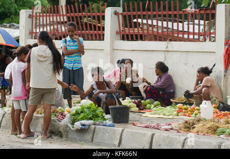 Le donne a vendere verdure su un marciapiede a Dili, Timor Orientale Foto Stock