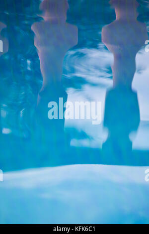 Blue abstract riflessioni in una piscina, Spagna Foto Stock