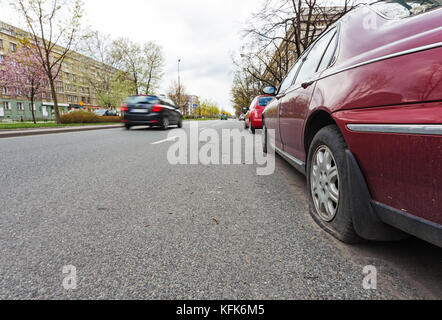 Auto con pneumatico sgonfio Foto Stock