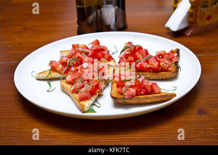 Antipasto Italiano chiamato La bruschetta Foto Stock