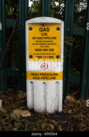 Marcatore e segno di una lts di gas ad alta pressione pipeline, ad East Sheen, Surrey, Inghilterra, Foto Stock