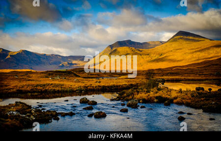 La mattina presto luce su Rannoch Moor, highlnads della Scozia Foto Stock