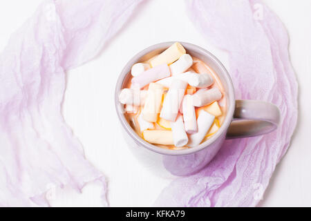 Una tazza di cacao, caffè e marshmallows su sfondo bianco Foto Stock