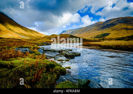 Il fiume etive in speight come fluisce attraverso glen etive, Highlands della Scozia Foto Stock