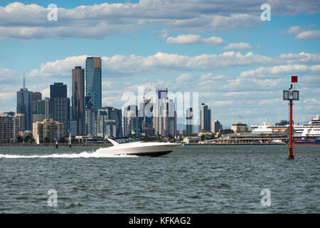 Il motoscafo sulla Port Phillip Bay vicino a Williamstown con Melbourne skyline della città verso la parte posteriore. Foto Stock