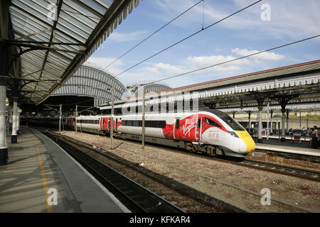 La New Virgin fa il treno della East Coast Azuma che passa attraverso la stazione di York mentre è in prova. Foto Stock