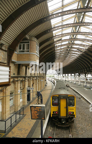 Nord classe rampa 150 diesel multiple unit presso la stazione di York, UK. Foto Stock