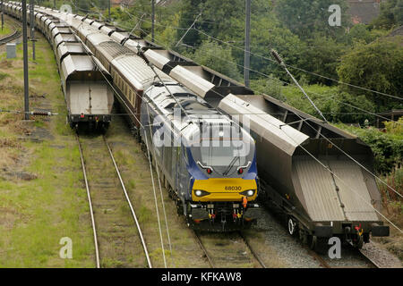 Direct rail services class 68 locomotiva diesel 68030 in attesa in holgate sciavero a sud della stazione di York, UK. Foto Stock