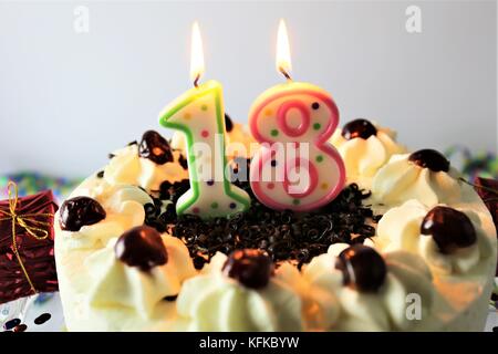 Una immagine di una torta di compleanno con candela - 18 Foto Stock