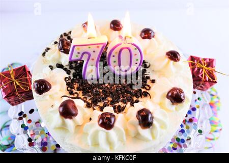 Una immagine di una torta di compleanno con candela - 70 Foto Stock