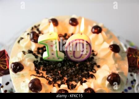 Una immagine di una torta di compleanno con candele - 10 Foto Stock