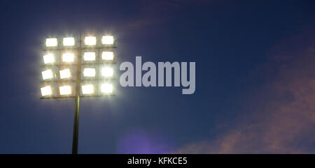 Le luci dello stadio torre sul cielo blu scuro dello sfondo Foto Stock