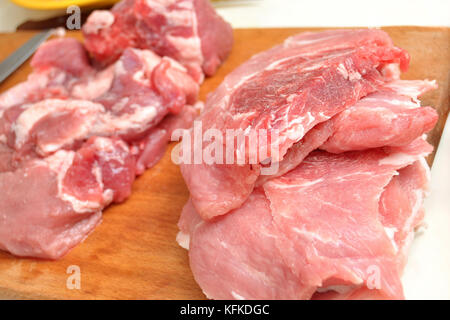 Materie carne di maiale tritata sul tagliere di close-up. processo di cottura. Foto Stock