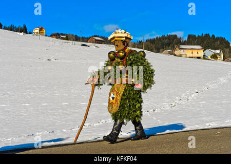 Naturchlaus passa di casa in casa per la Vigilia di Capodanno Urnäsch, Canton Appenzello Esterno, Svizzera Foto Stock