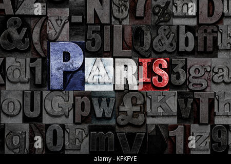La parola Parigi realizzata dal vecchio metallo in rilievo le lettere con i colori della bandiera francese Foto Stock