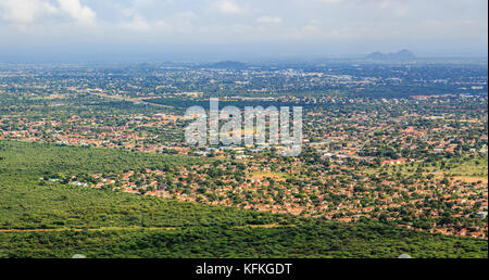 Vista aerea della rapida proliferazione incontrollata di Gaborone città sparse nella savana, Gaborone, Botswana, Africa, 2017 Foto Stock