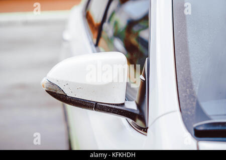 Auto laterale specchietto dopo la pioggia sulla strada Foto Stock