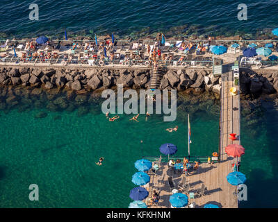 Vista aerea della spiaggia privata. Sorrento. L'Italia. Foto Stock