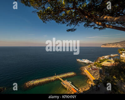 Vista aerea della spiaggia privata. Sorrento. L'Italia. Foto Stock