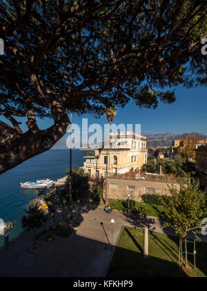 Clifftop hotel che si affaccia sulla Marina Piccola, con scogliere in background. Sorrento, Italia. Foto Stock