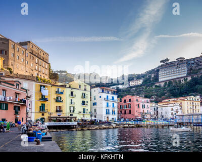 Color pastello resi case con ormeggiate imbarcazioni a remi in primo piano a Marina Grande. Sorrento, Italia. Foto Stock