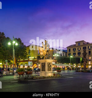 Statua di San Antonino Abbate in Piazza Tasso al crepuscolo. Sorrento, Italia. Foto Stock