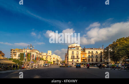 Piazza Tasso con la scultura centrale da Matteo Pugliese. Sorrento, Italia. Foto Stock