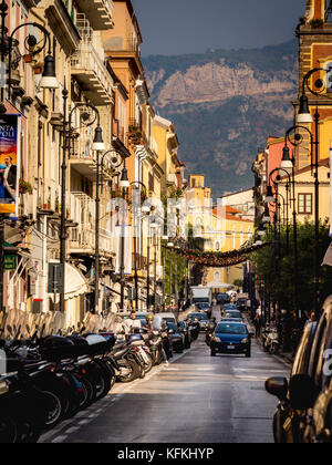 Decorazione di natale sul Corso Italia. La via principale dello shopping a Sorrento. Italia Foto Stock