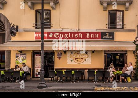 Esterno della locanda inglese con tavoli sul marciapiede. Sorrento, Italia. Foto Stock