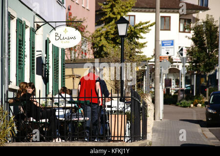 Nieder-Olm, Germania - 14 ottobre 2017: I visitatori del Café Blums sono seduti al sole fuori su una veranda il 14 ottobre 2017 a Nieder-Olm. Foto Stock