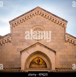Gable End sulla facciata ovest della cattedrale di Sorrento, Sorrento, Italia. Foto Stock