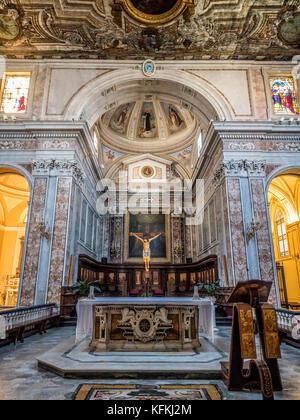 Altare e abside nel Duomo di Sorrento, Sorrento, Italia. Il Duomo di Sorrento, Sorrento, Italia. Foto Stock