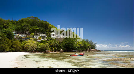 Sey247 Seychelles, Mahe, Baie Lazare, spiaggia, barca in laguna a bassa marea al di sotto di proprietà su panoamic operazioni automatiche di fine campo Foto Stock