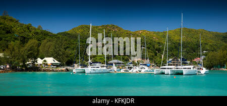 La Seychelles, Praslin, Baie St Anne Jetty, noleggio barche ormeggiate in porto riparato, panoramica Foto Stock