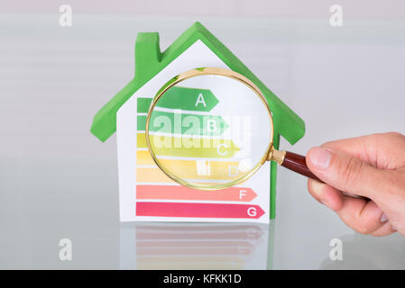 Ispezione di nuovi eco friendly casa usando la lente di ingrandimento Foto Stock