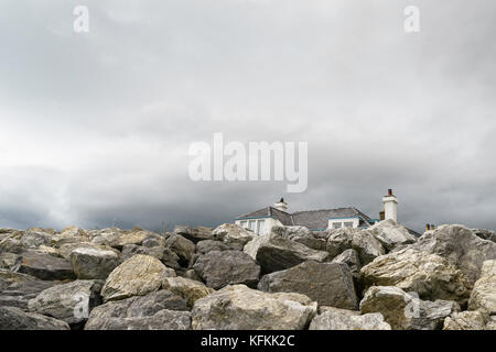 Una versione autonoma di casa bianca sulla spiaggia a Ullapool Foto Stock