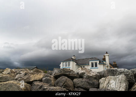 Una versione autonoma di casa bianca sulla spiaggia a Ullapool Foto Stock