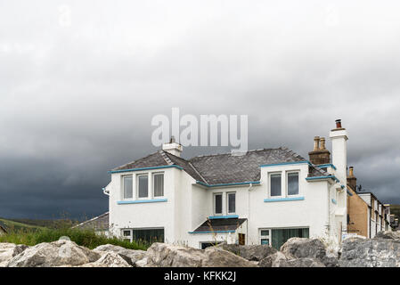 Una versione autonoma di casa bianca sulla spiaggia a Ullapool Foto Stock