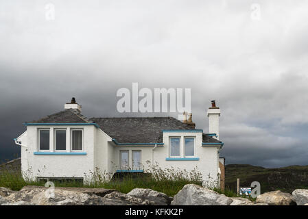 Una versione autonoma di casa bianca sulla spiaggia a Ullapool Foto Stock